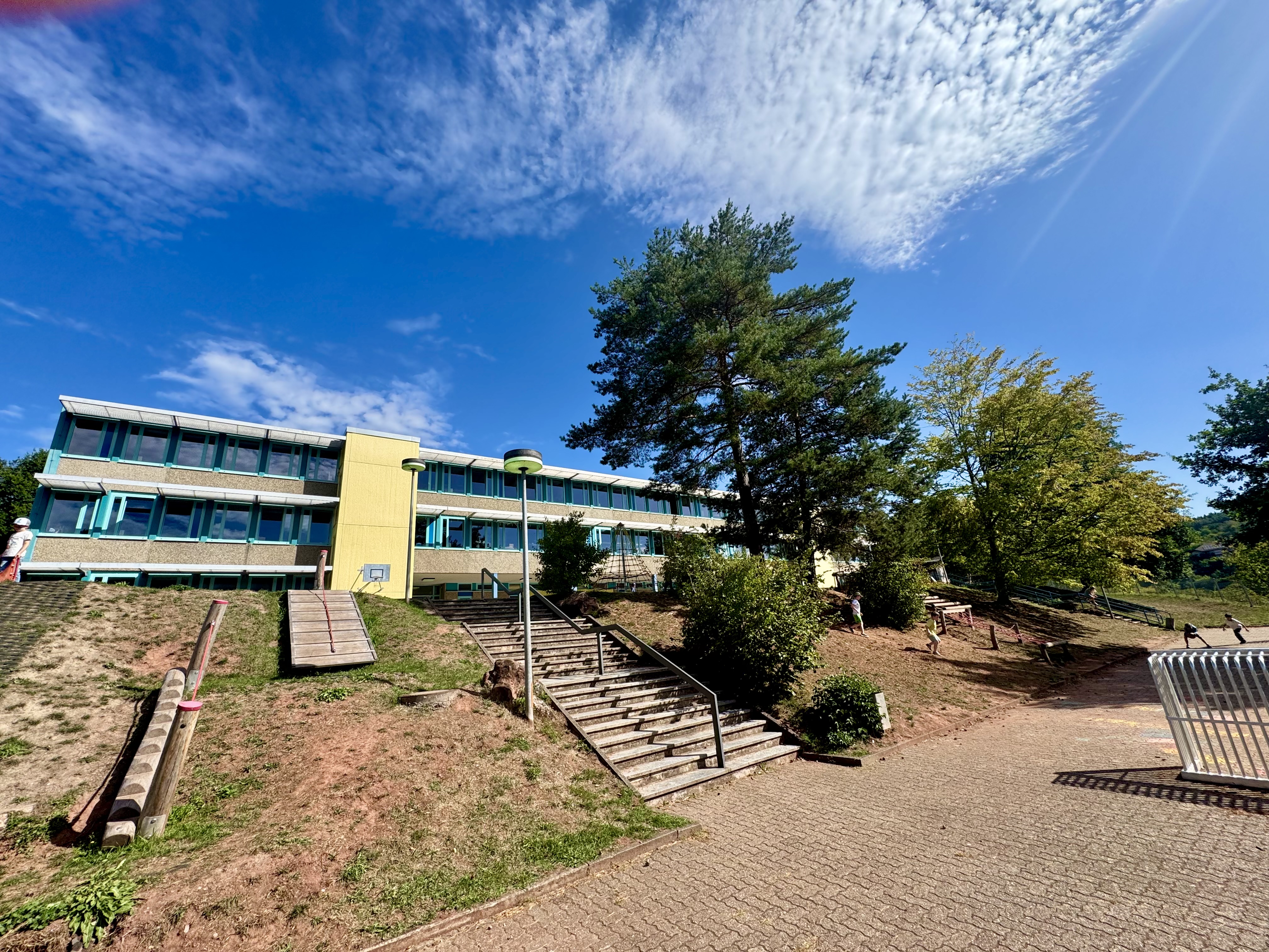 Schulgebäude mit Außenanlage